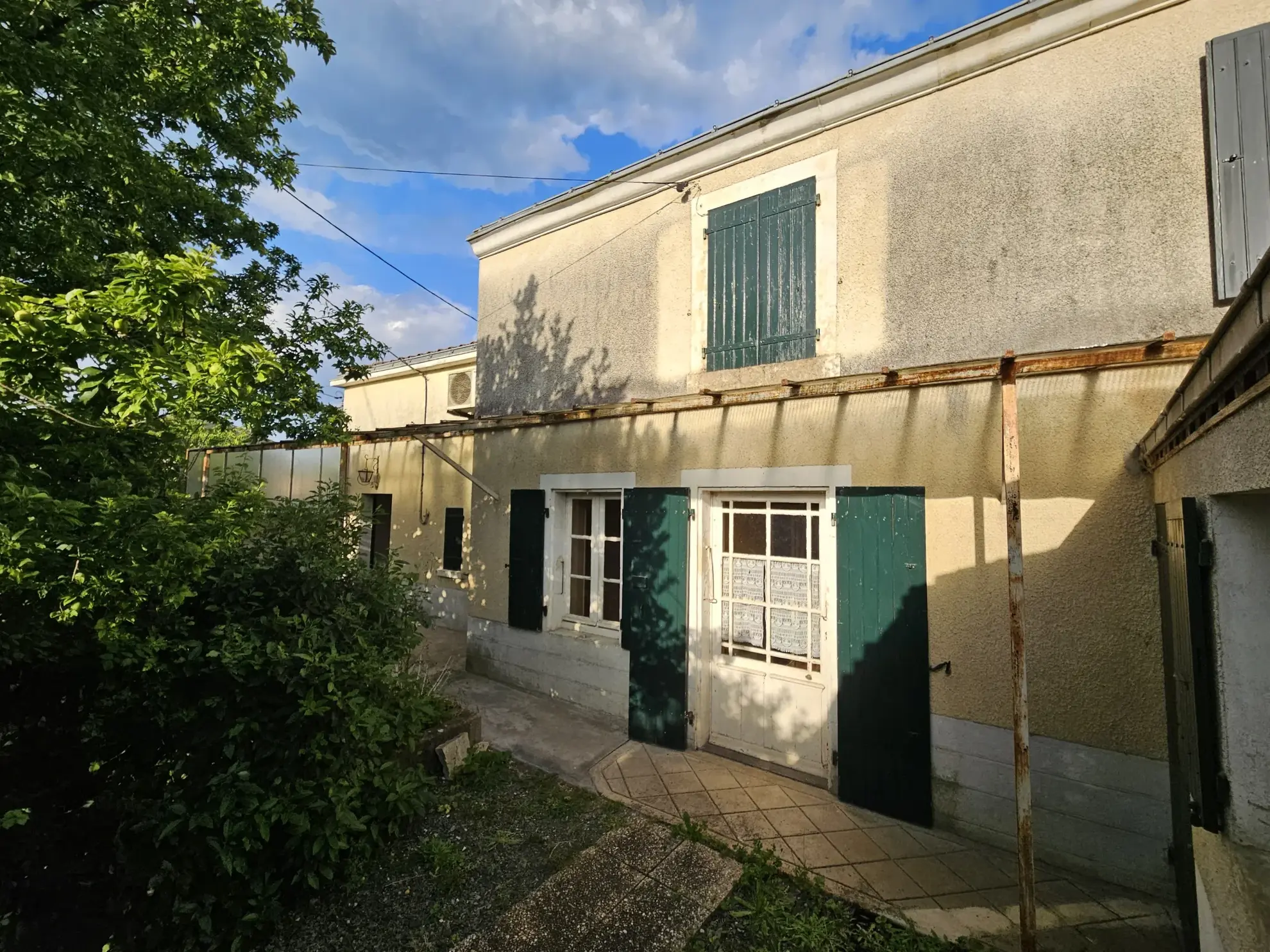 Maison en pierre à rafraîchir avec garage et jardin à Arcais dans les Deux-Sèvres 