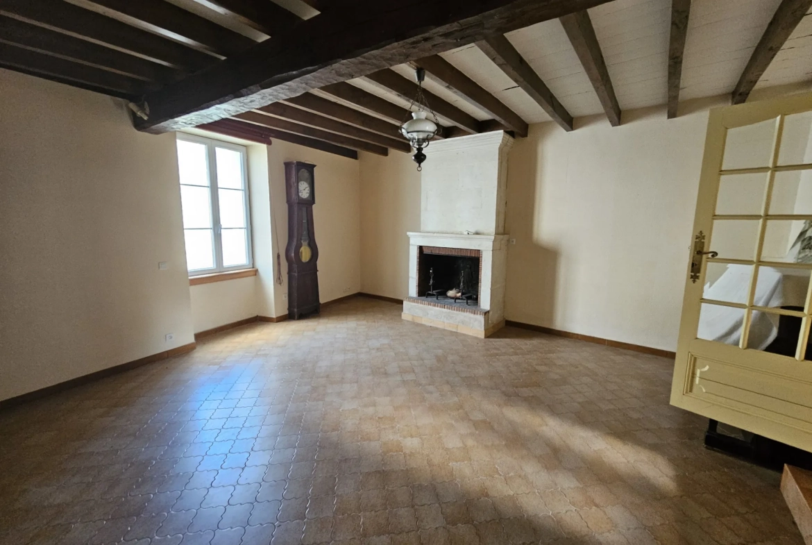 Maison en pierre à rafraîchir avec garage et jardin à Arcais dans les Deux-Sèvres 