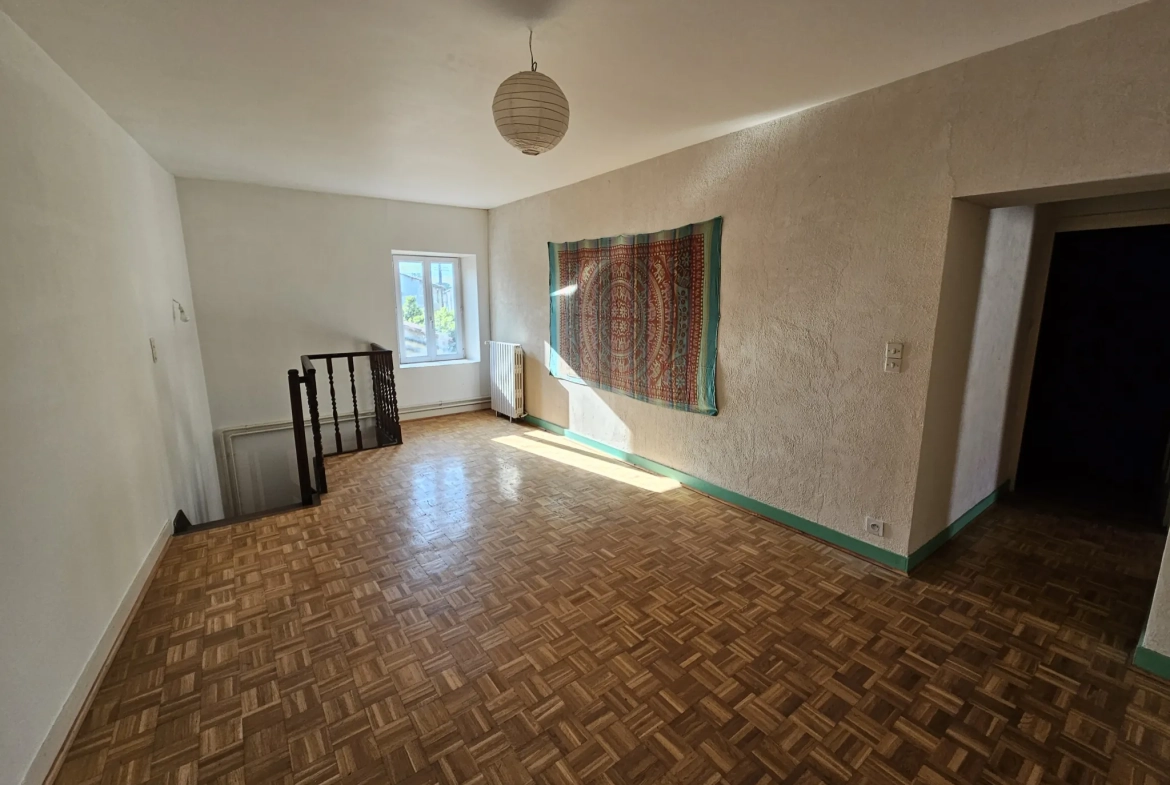 Maison en pierre à rafraîchir avec garage et jardin à Arcais dans les Deux-Sèvres 