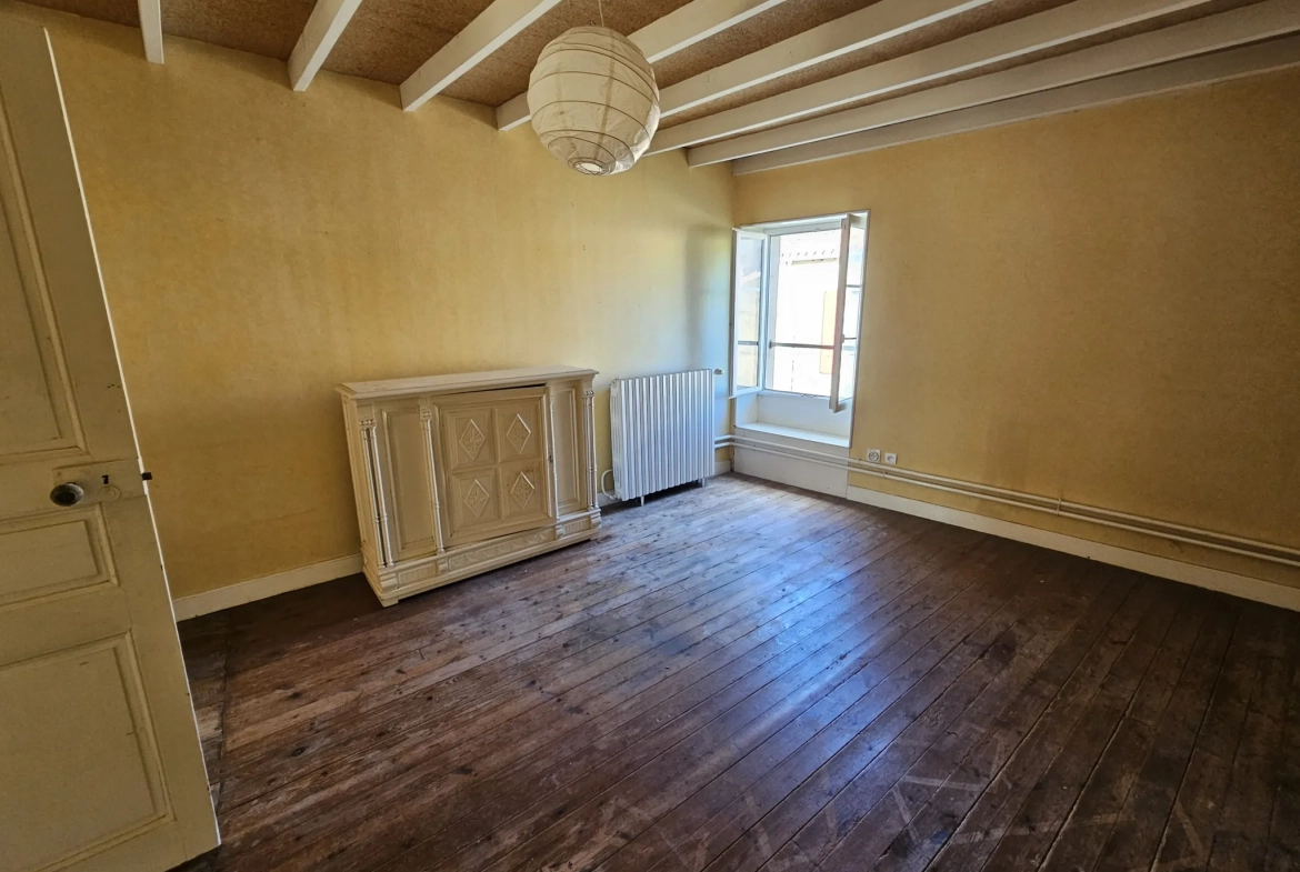 Maison en pierre à rafraîchir avec garage et jardin à Arcais dans les Deux-Sèvres 