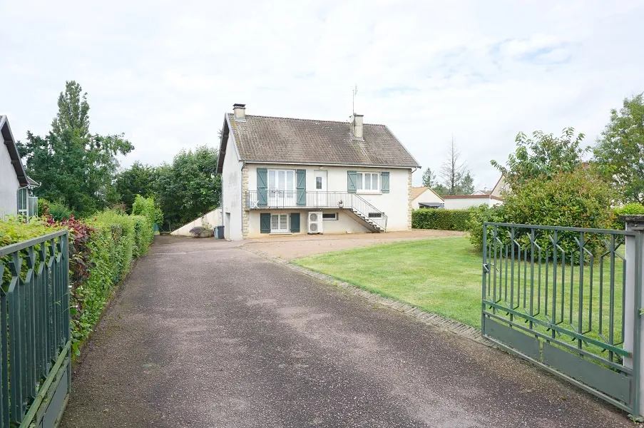 Jolie maison individuelle avec sous-sol à Varenne Saint Germain - 75 m², terrain 1525 m² 
