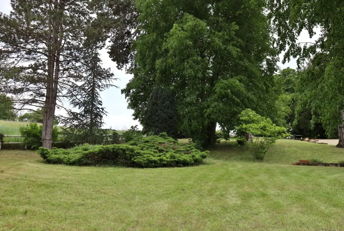Terrain constructible à vendre à Pont Évêque - 1200 m² arboré 