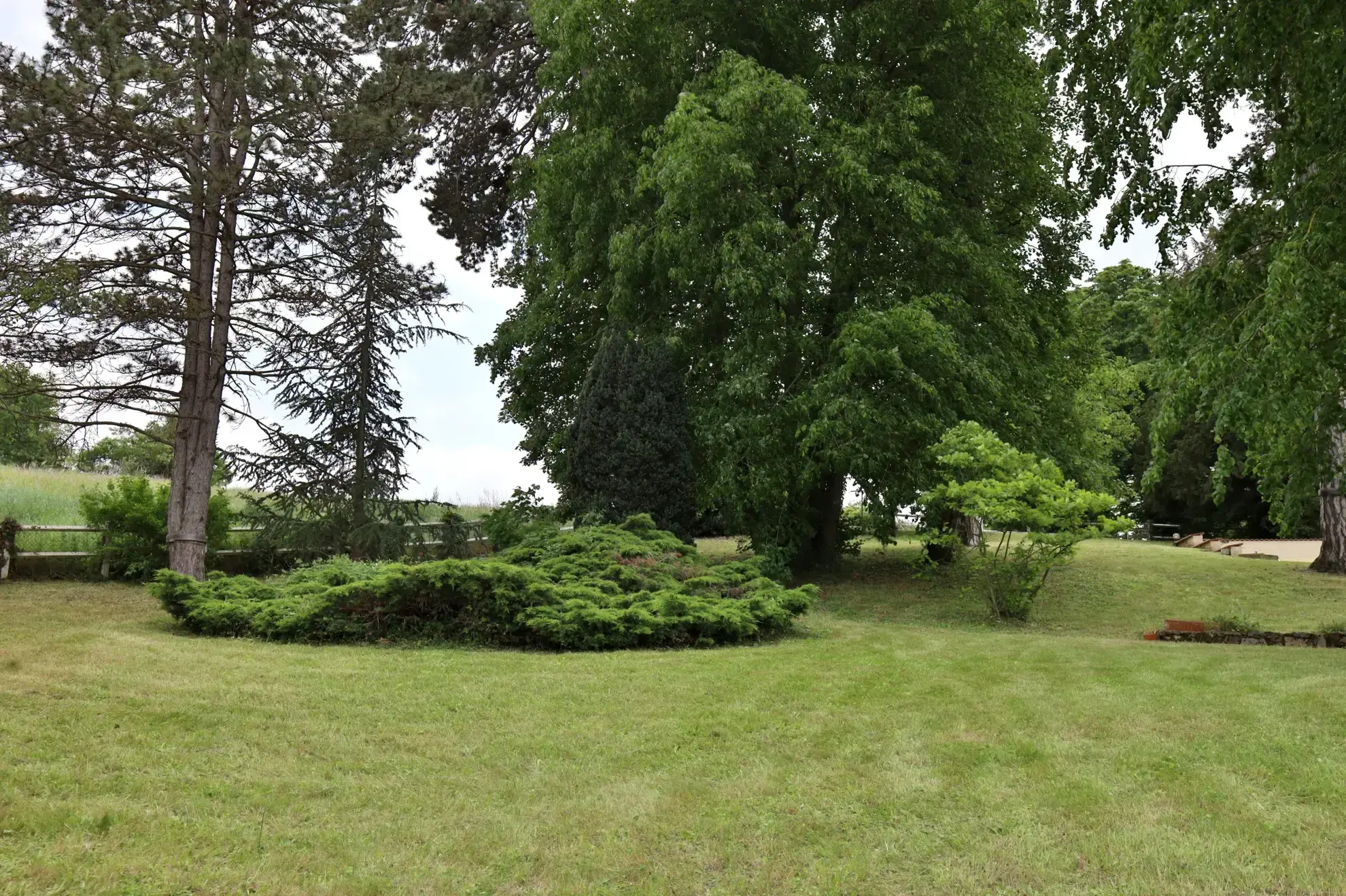 Terrain constructible à vendre à Pont Évêque - 1200 m² arboré 