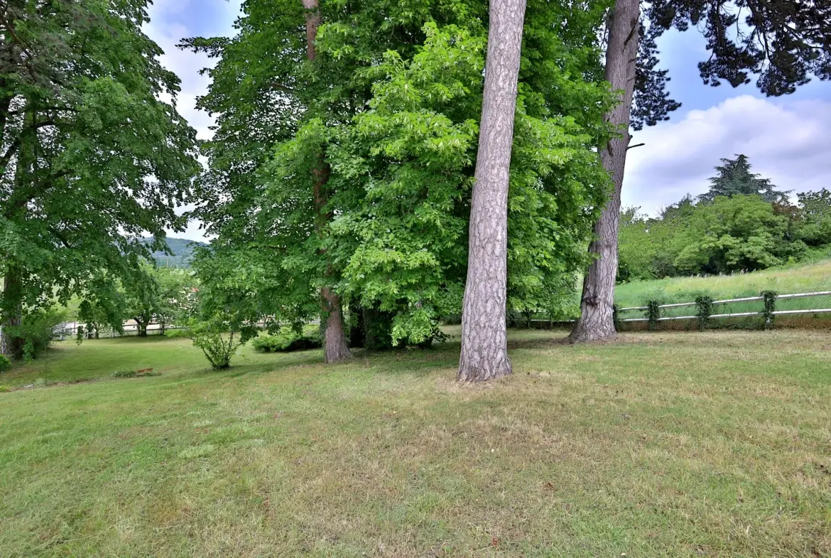 Terrain constructible à vendre à Pont Évêque - 1200 m² arboré 