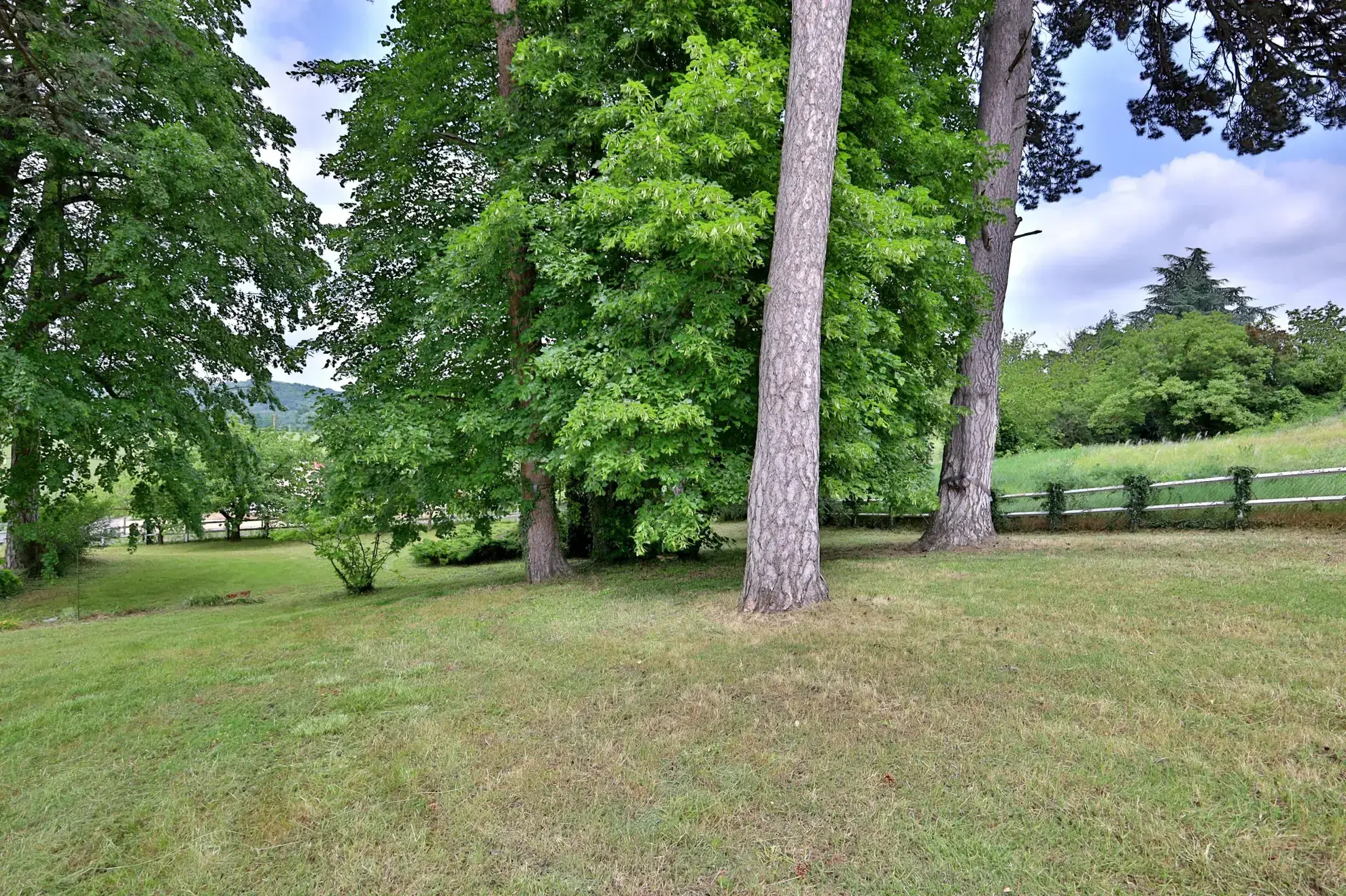 Terrain constructible à vendre à Pont Évêque - 1200 m² arboré 