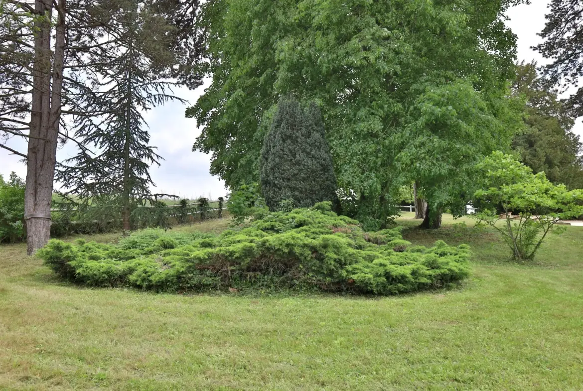 Terrain constructible à vendre à Pont Évêque - 1200 m² arboré 
