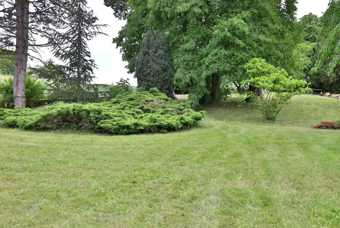 Terrain constructible à vendre à Pont Évêque - 1200 m² arboré 