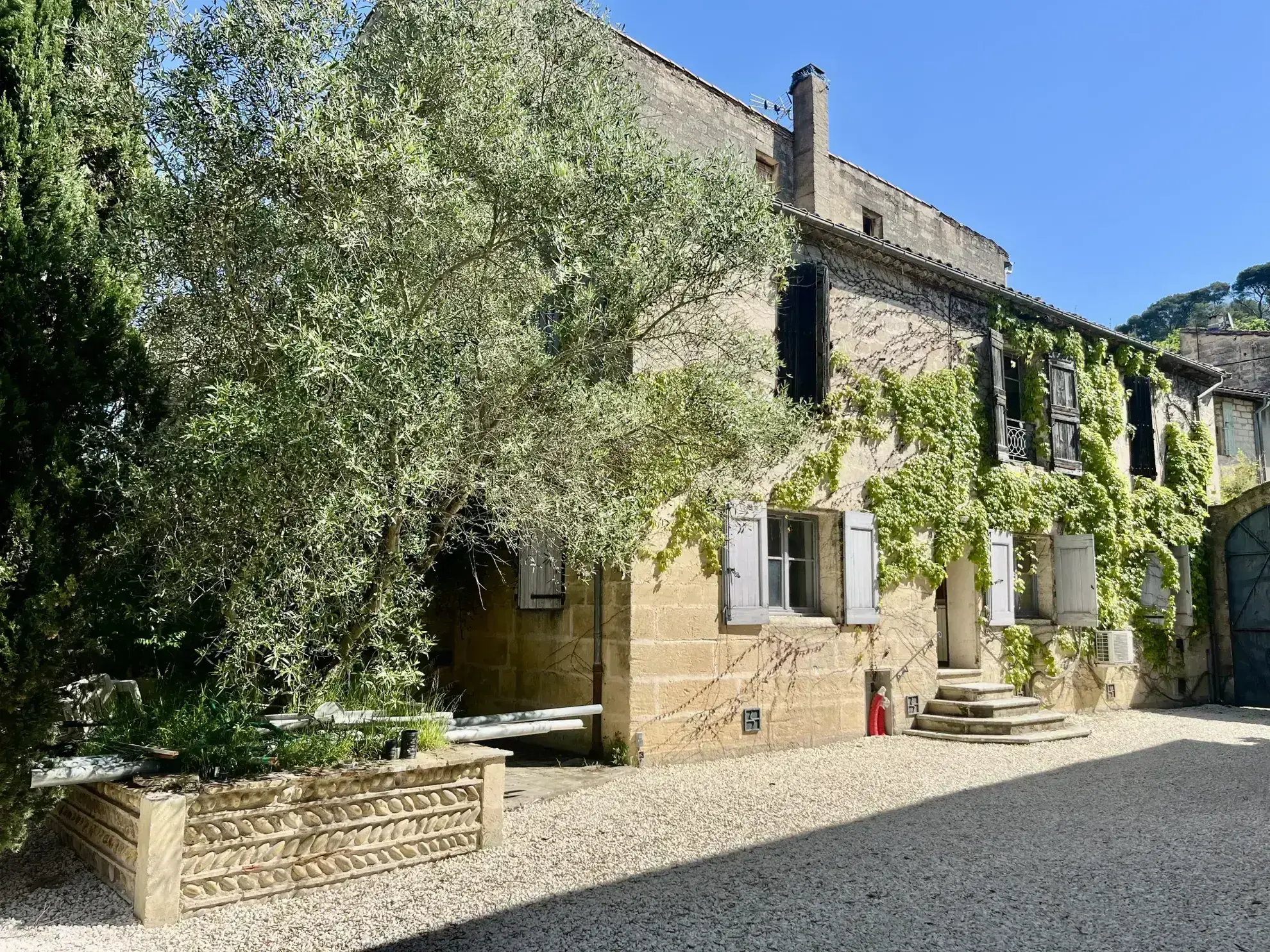 Bâtisse avec bureaux et habitation à Sommieres, centre-ville, potentiel exceptionnel 