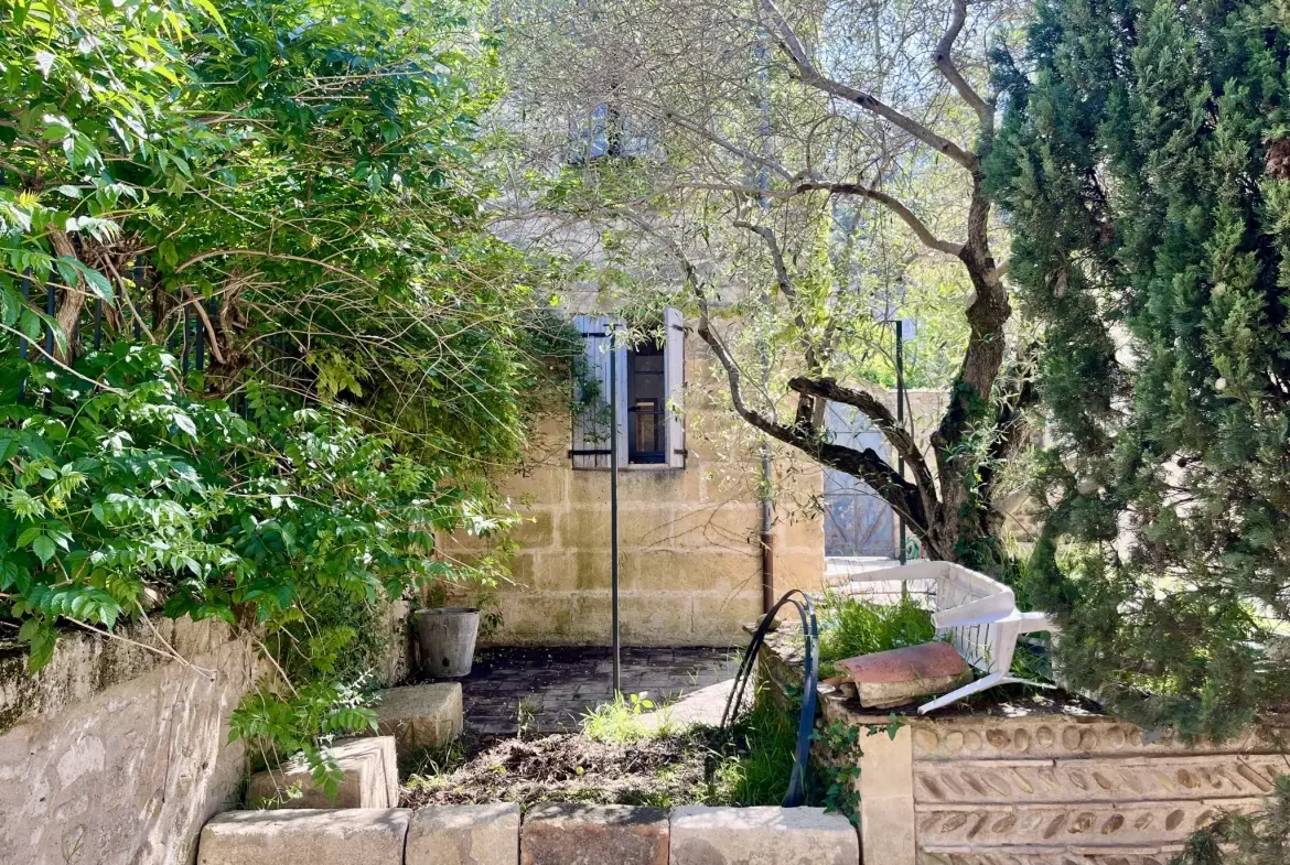 Bâtisse avec bureaux et habitation à Sommieres, centre-ville, potentiel exceptionnel 