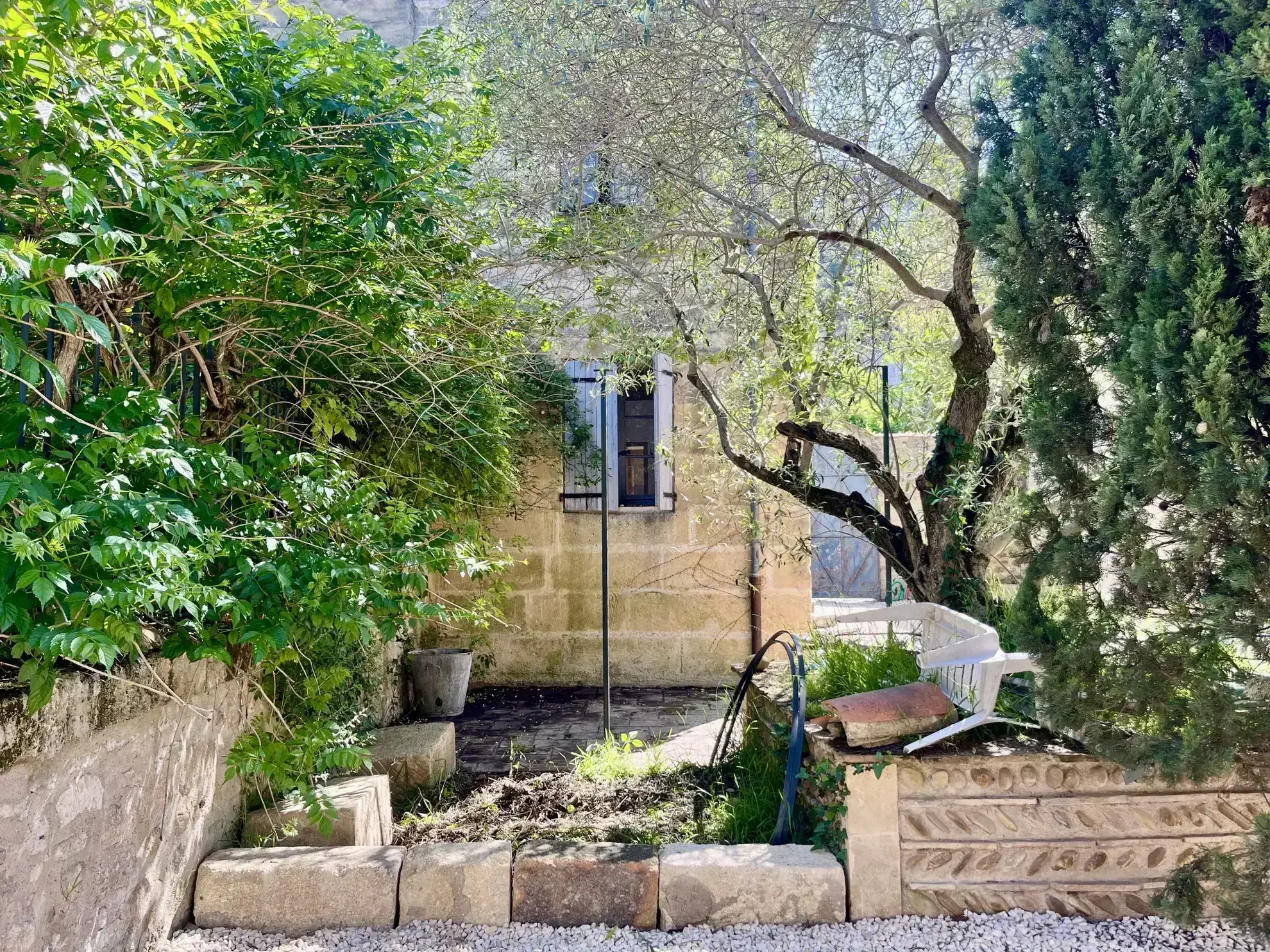 Bâtisse avec bureaux et habitation à Sommieres, centre-ville, potentiel exceptionnel 