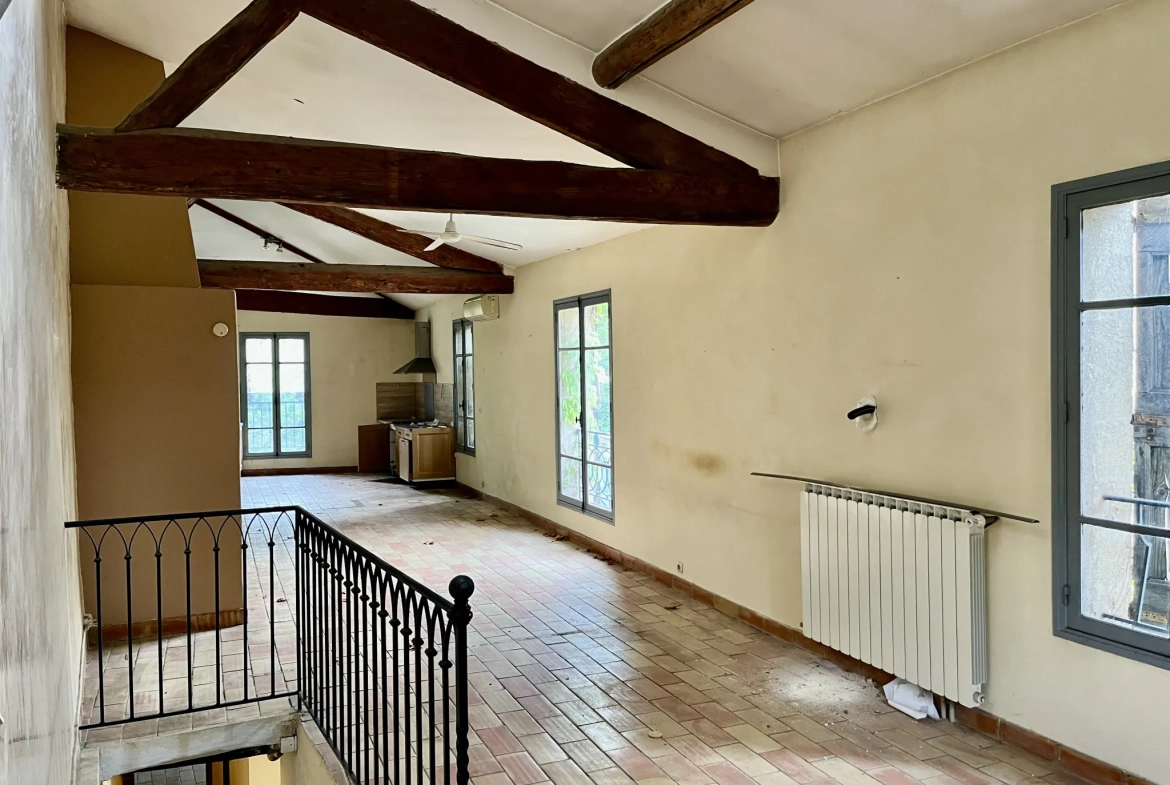 Bâtisse avec bureaux et habitation à Sommieres, centre-ville, potentiel exceptionnel 