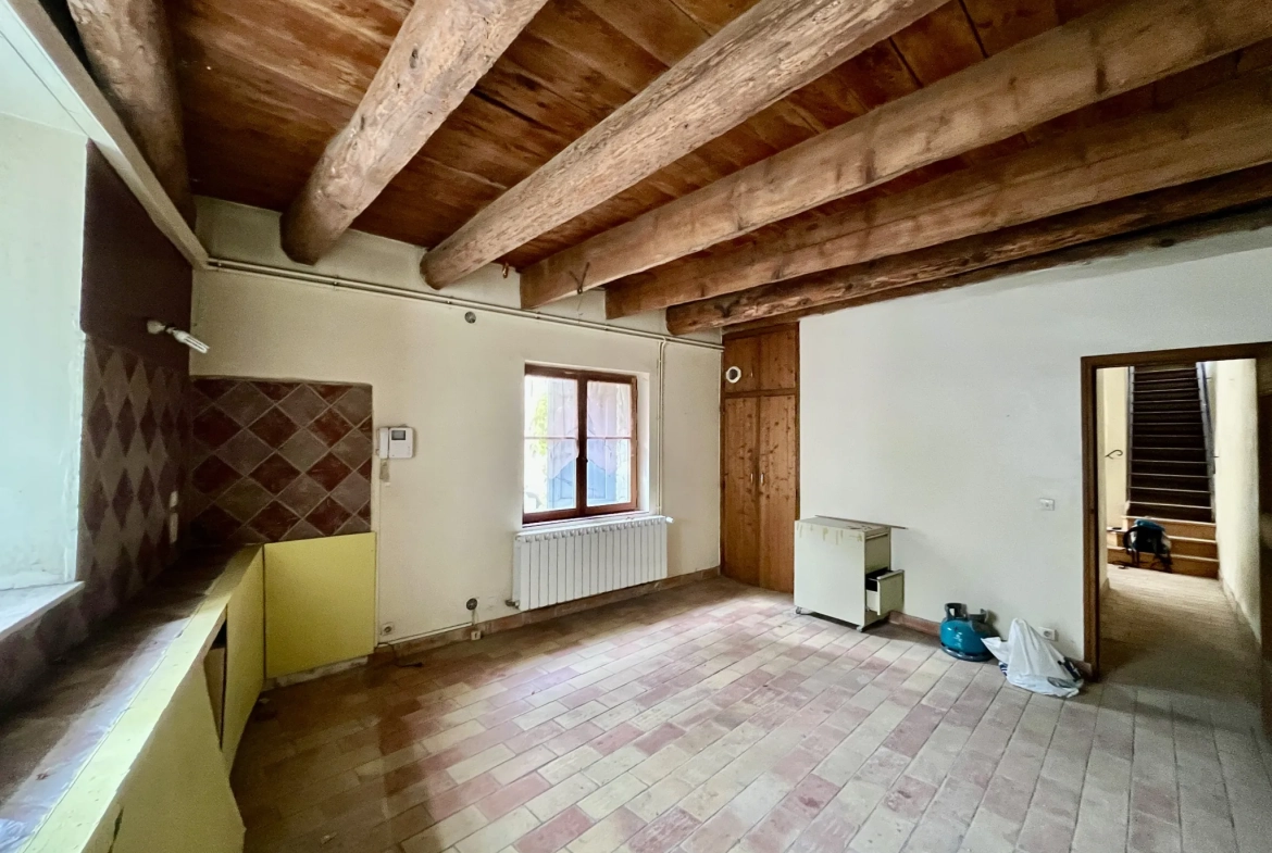 Bâtisse avec bureaux et habitation à Sommieres, centre-ville, potentiel exceptionnel 