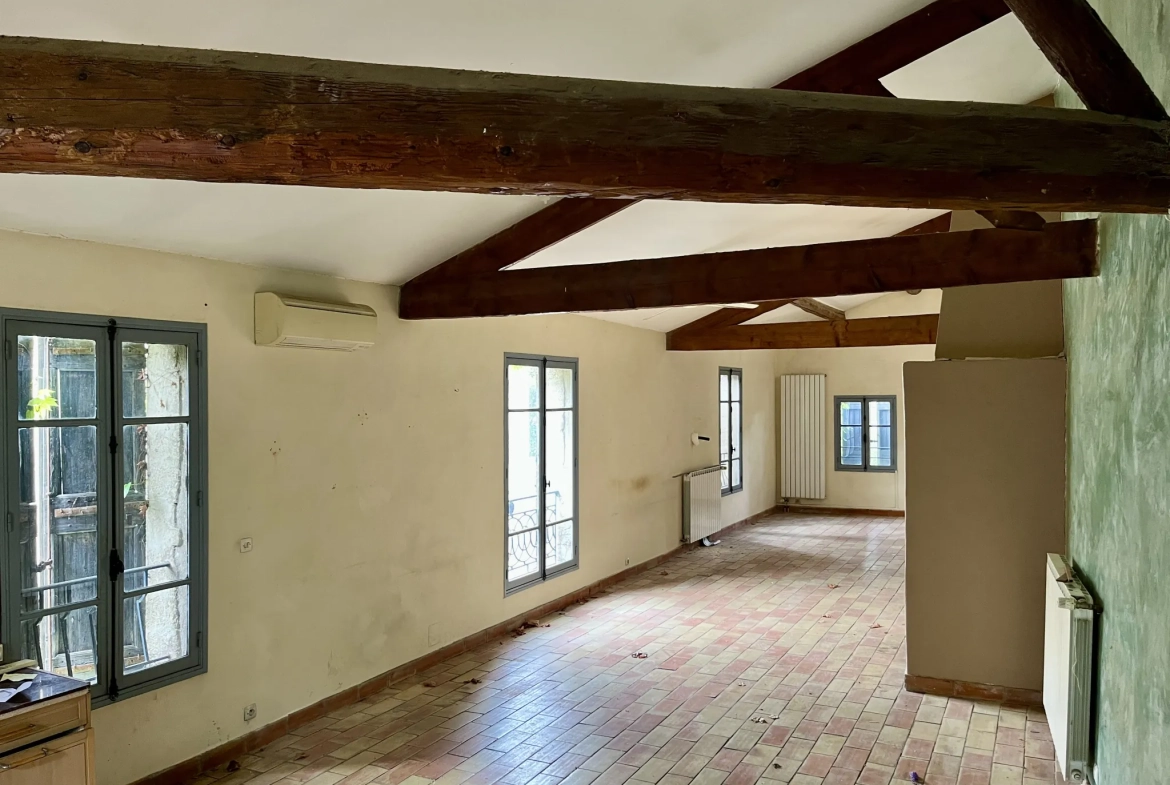 Bâtisse avec bureaux et habitation à Sommieres, centre-ville, potentiel exceptionnel 