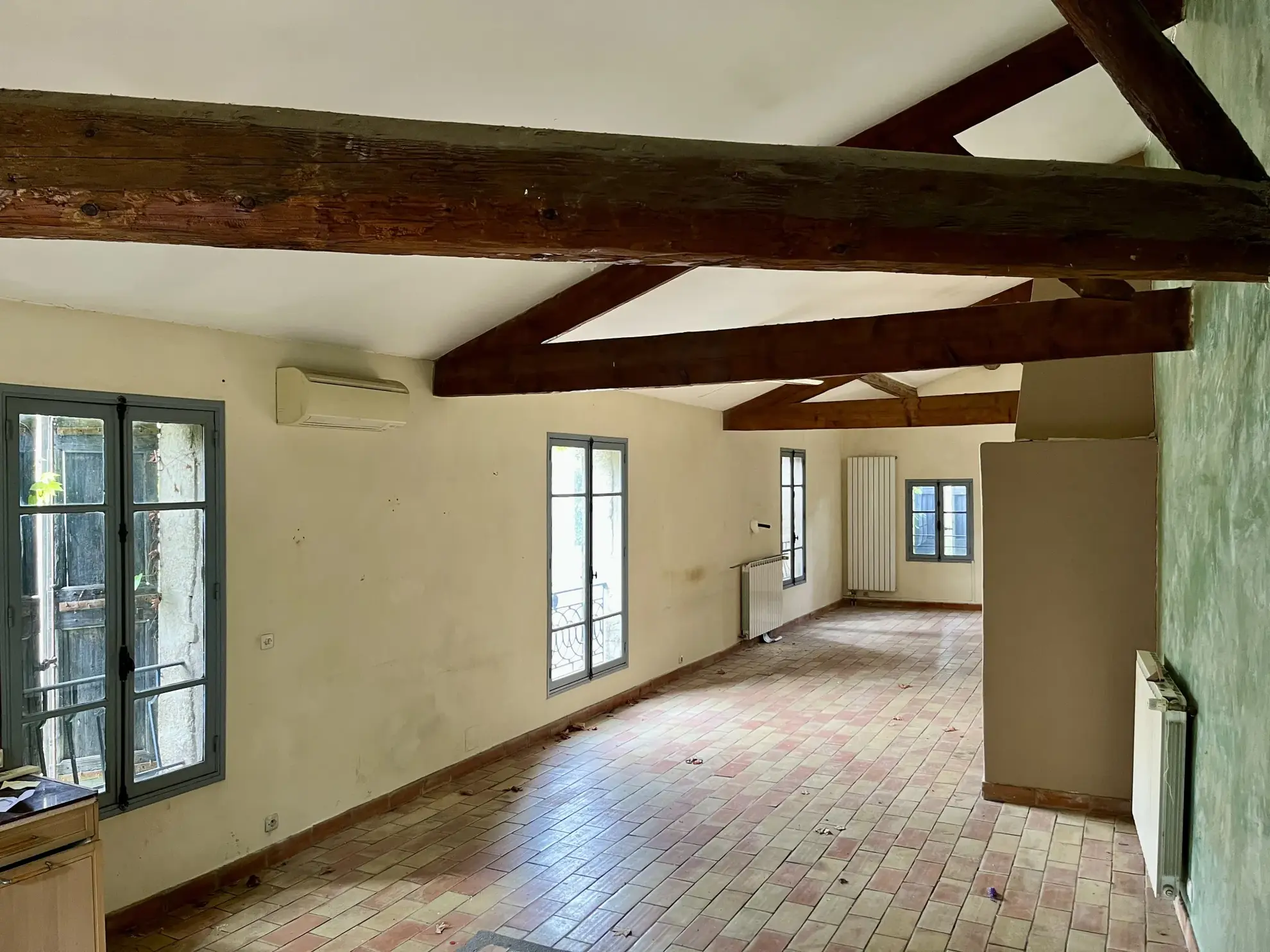 Bâtisse avec bureaux et habitation à Sommieres, centre-ville, potentiel exceptionnel 