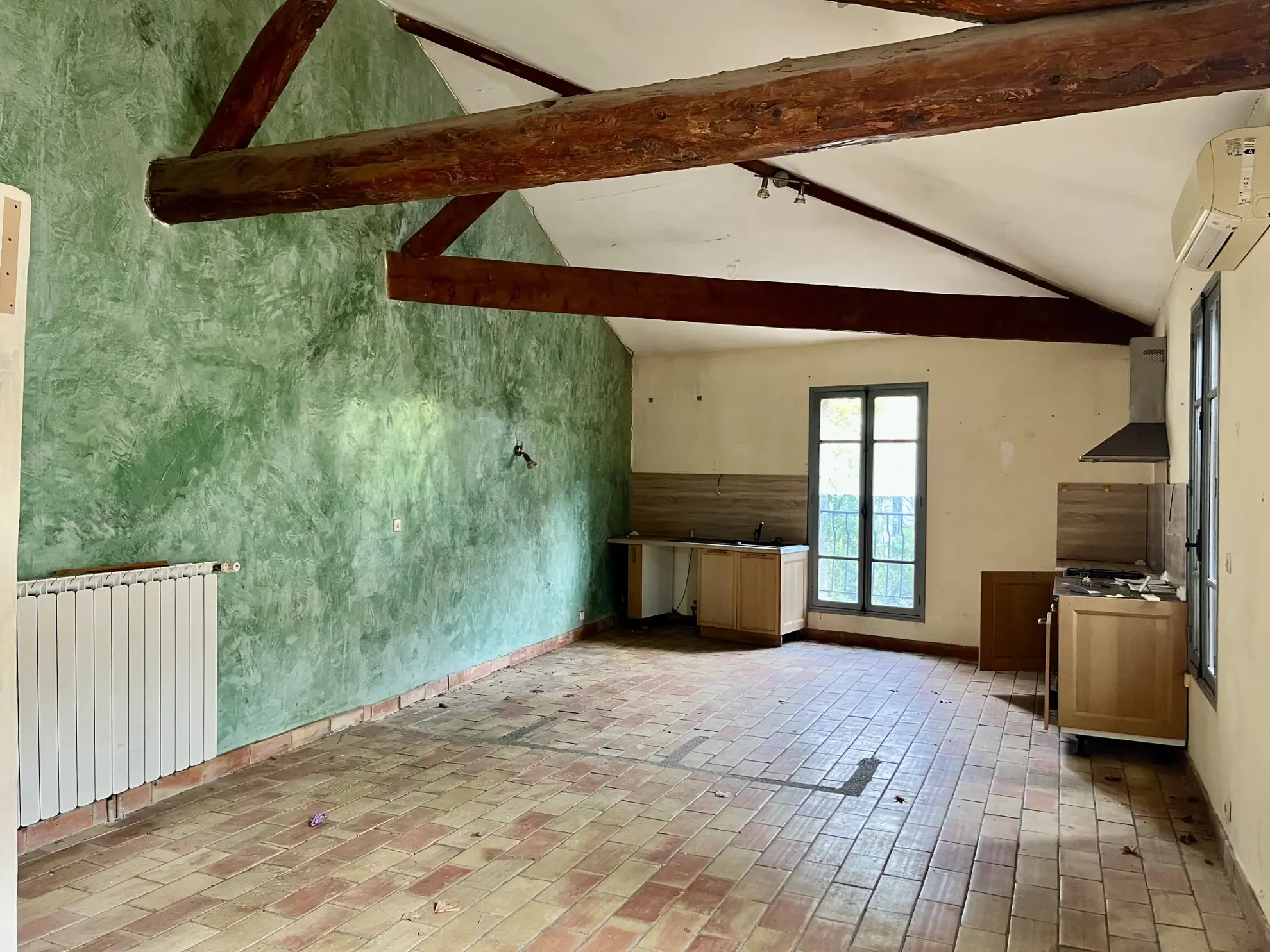 Bâtisse avec bureaux et habitation à Sommieres, centre-ville, potentiel exceptionnel 