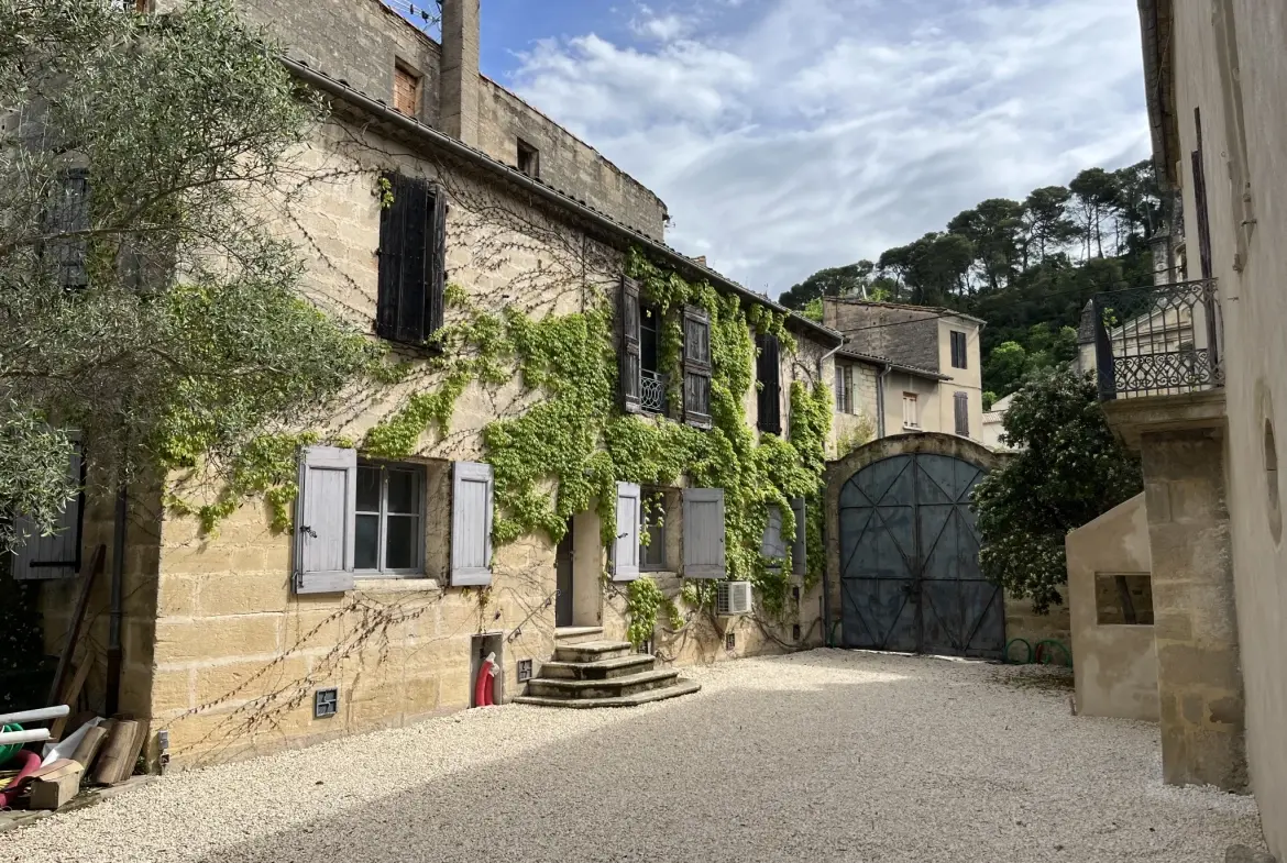 Bâtisse avec bureaux et habitation à Sommieres, centre-ville, potentiel exceptionnel 