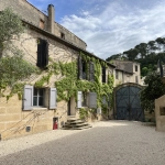 Bâtisse avec bureaux et habitation à Sommieres, centre-ville, potentiel exceptionnel