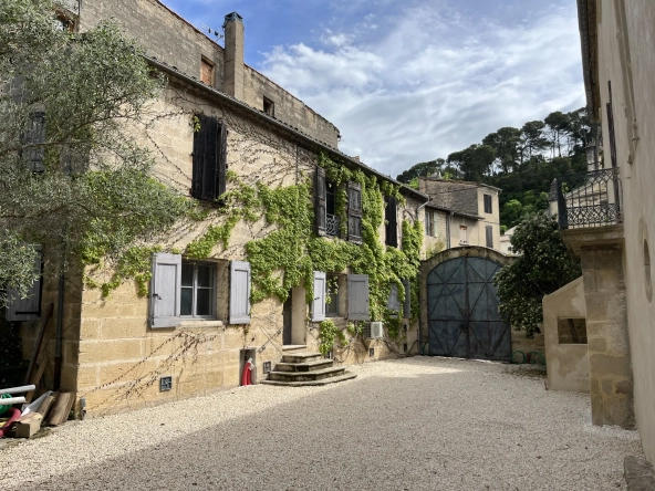 Bâtisse avec bureaux et habitation à Sommieres, centre-ville, potentiel exceptionnel