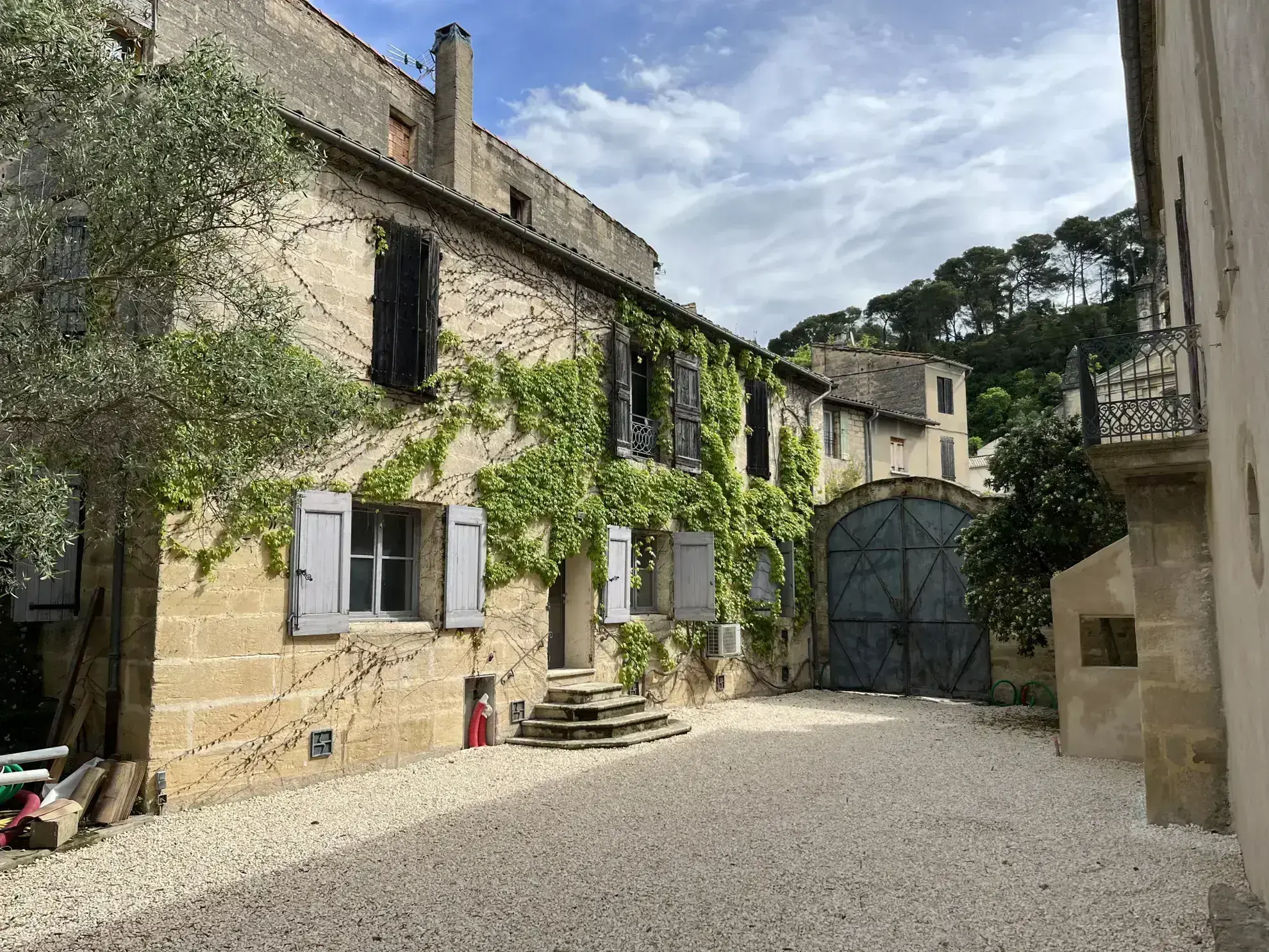 Bâtisse avec bureaux et habitation à Sommieres, centre-ville, potentiel exceptionnel 