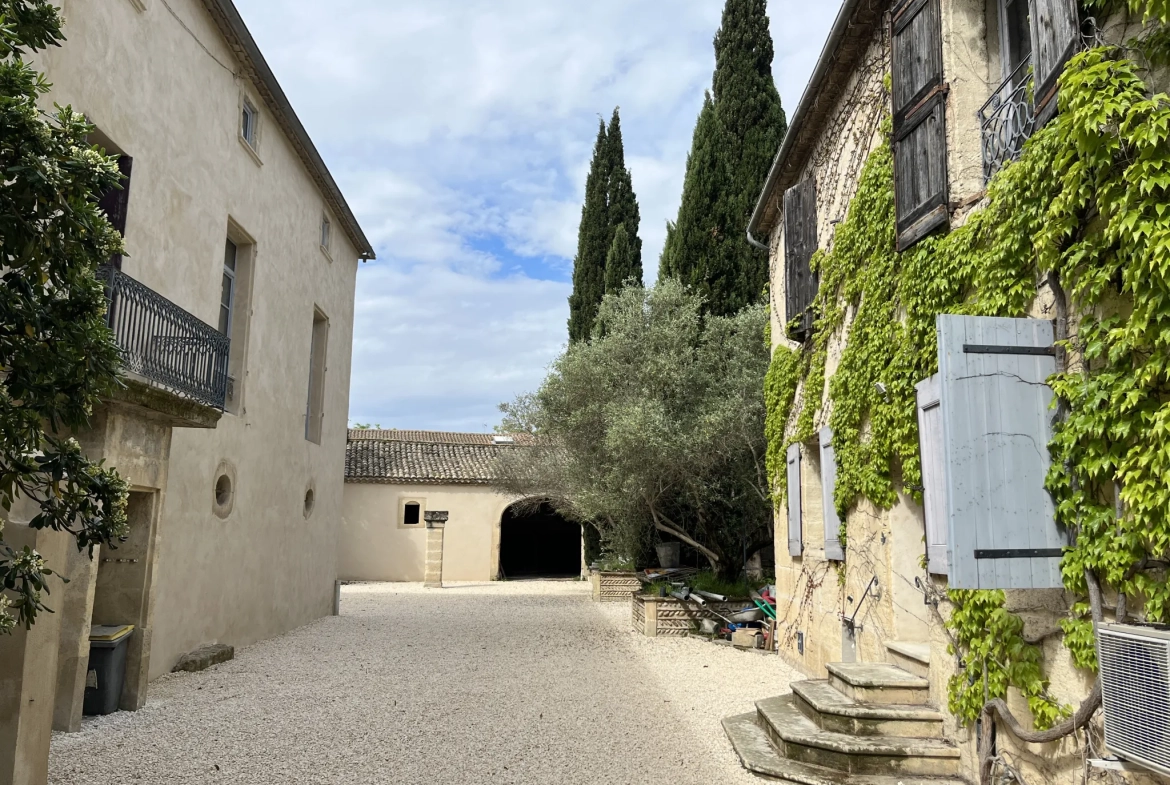 Bâtisse avec bureaux et habitation à Sommieres, centre-ville, potentiel exceptionnel 