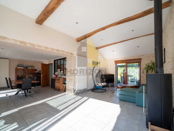 Longère rénovée de 184m² avec grand terrain à Commenailles