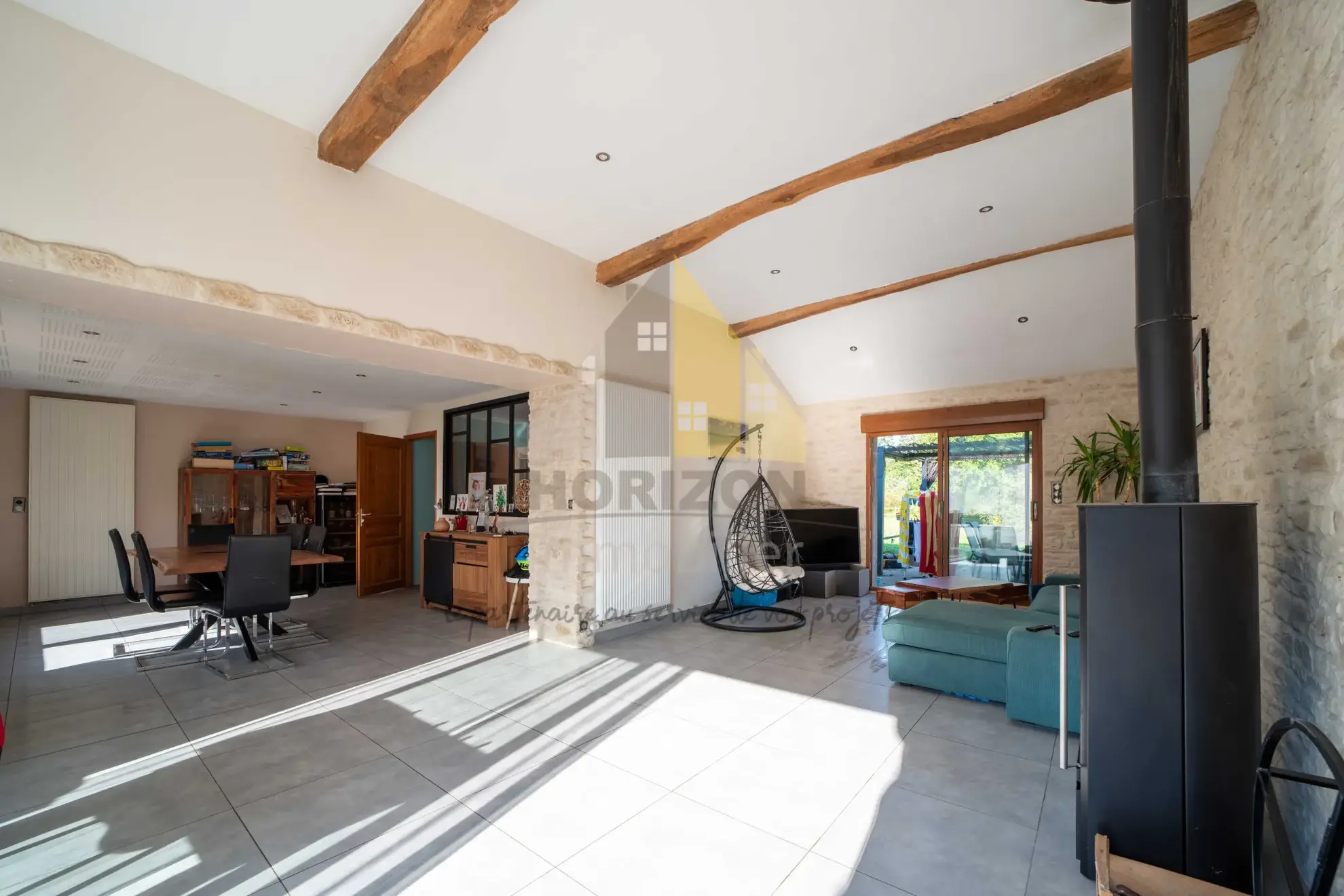 Longère rénovée de 184m² avec grand terrain à Commenailles 