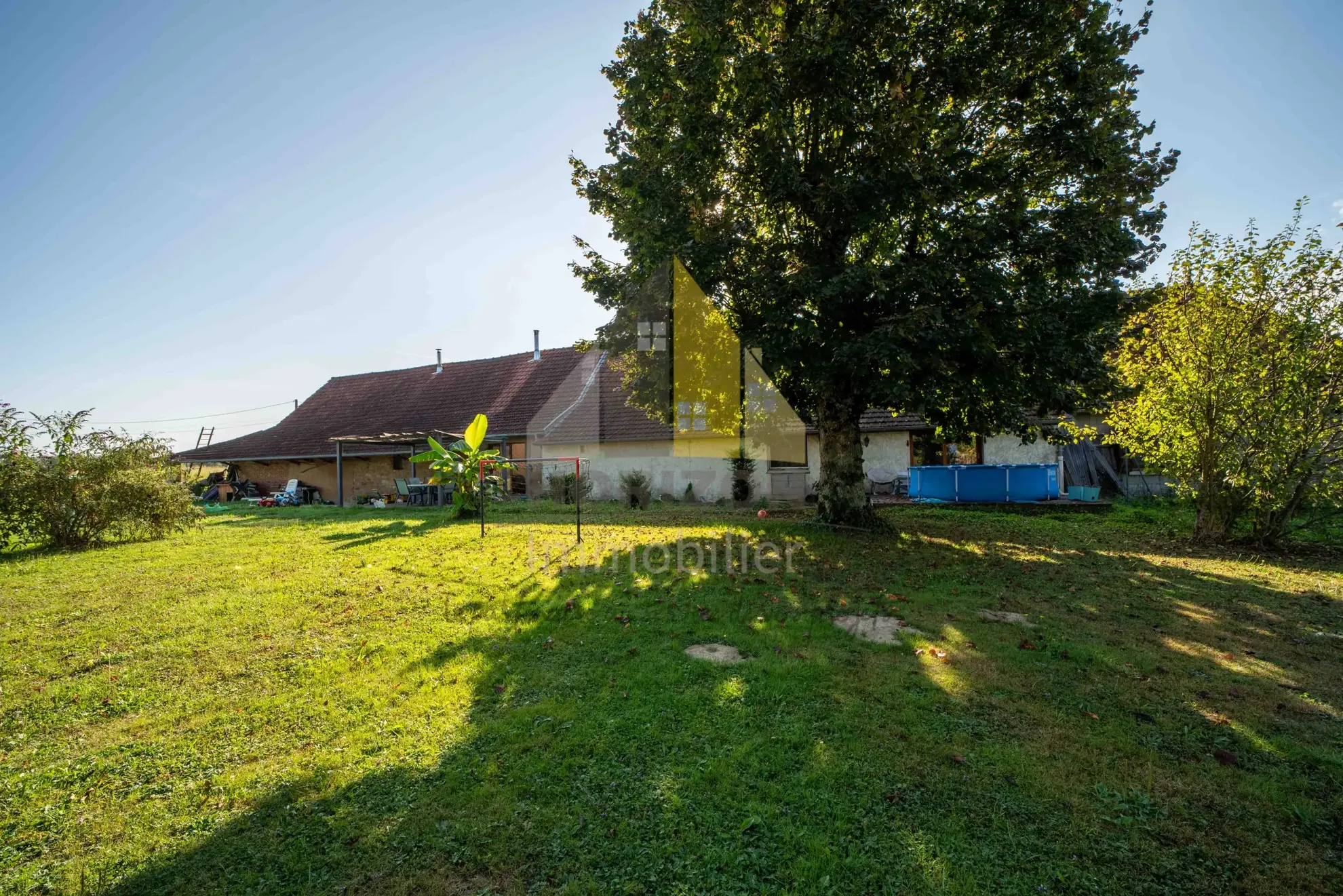 Longère rénovée de 184m² avec grand terrain à Commenailles 