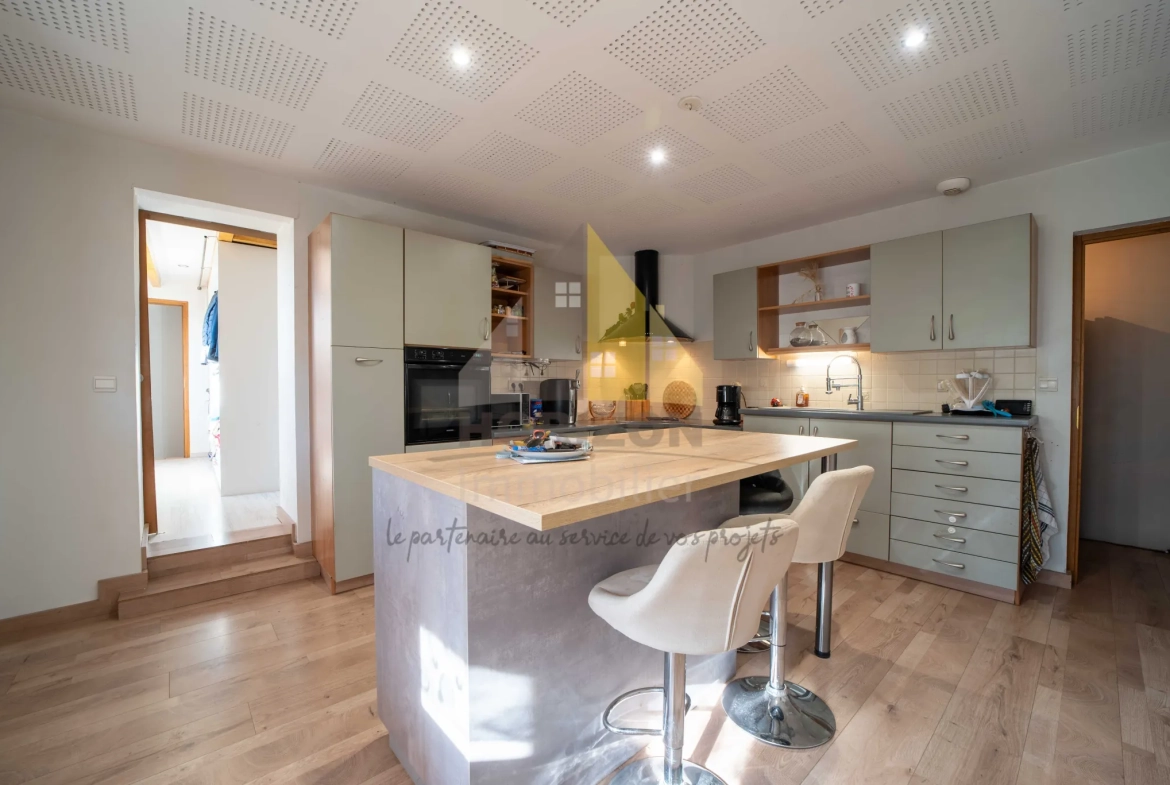 Longère rénovée de 184m² avec grand terrain à Commenailles 