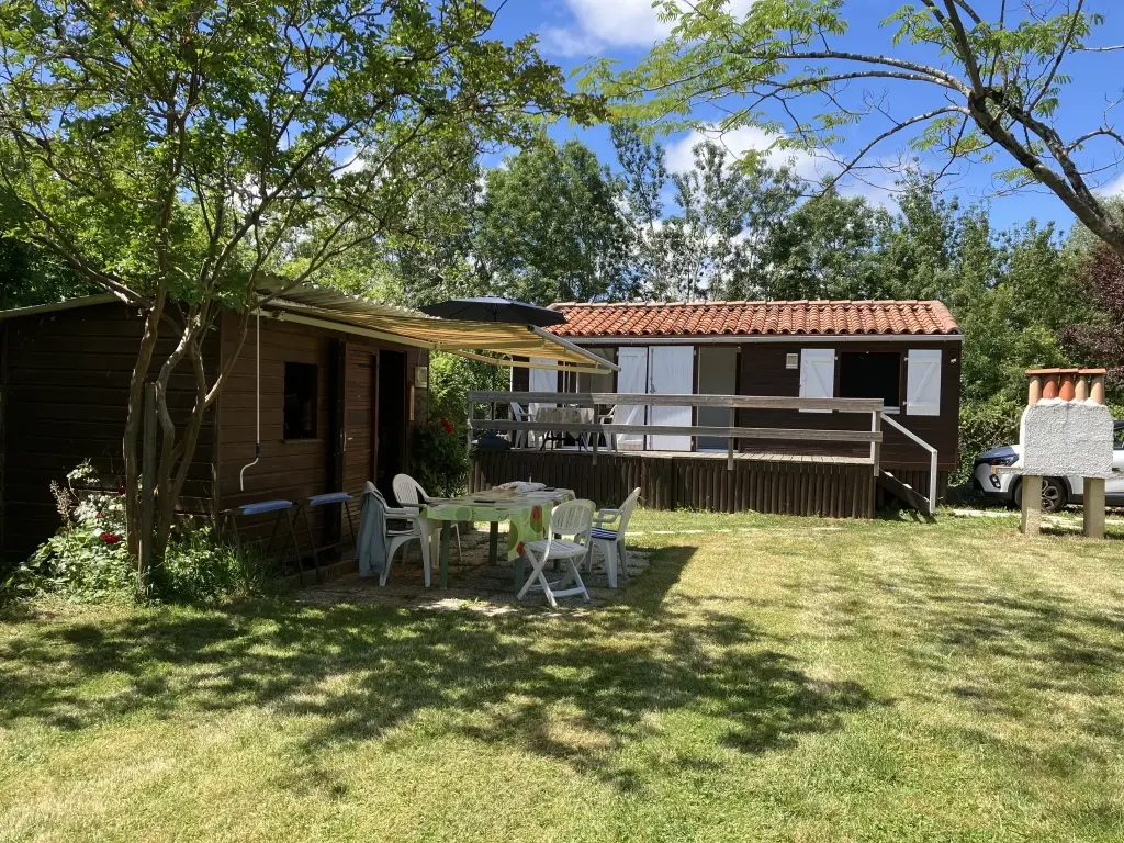 Bungalow en bois de 32 m² à Le Mazeau proche de la rivière - Idéal amoureux de la nature