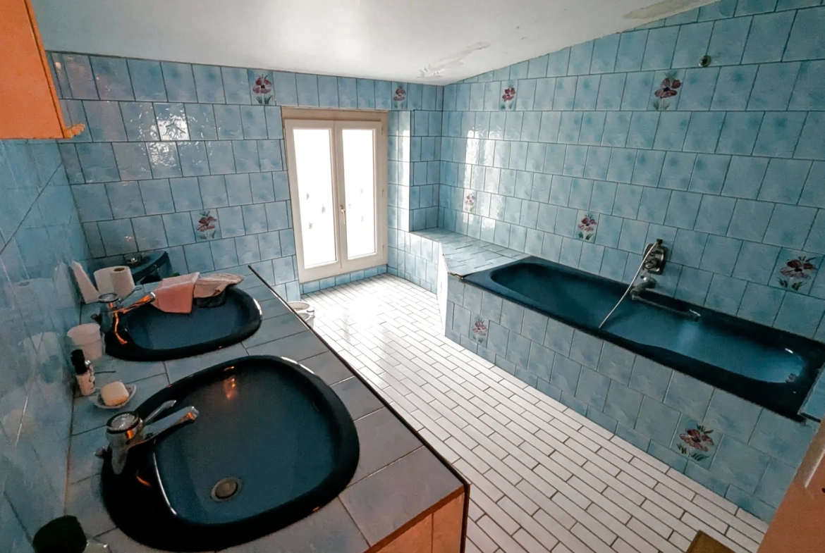 Maison de village à Magne avec 4 chambres, grande cuisine et jardin, rénovée 