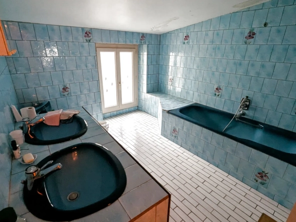 Maison de village à Magne avec 4 chambres, grande cuisine et jardin, rénovée 