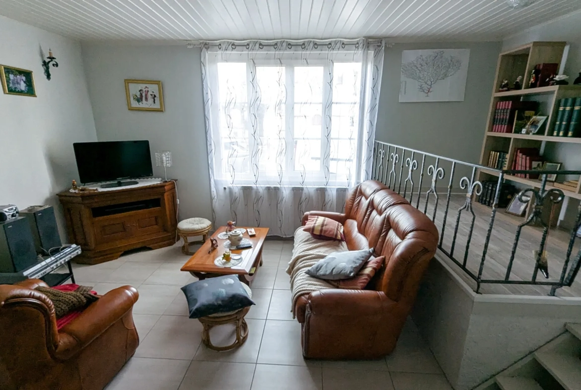 Maison de village à Magne avec 4 chambres, grande cuisine et jardin, rénovée 