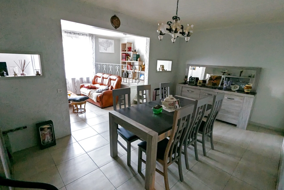 Maison de village à Magne avec 4 chambres, grande cuisine et jardin, rénovée 