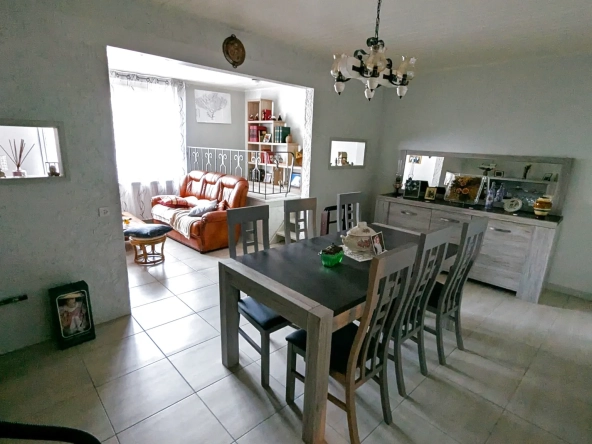 Maison de village à Magne avec 4 chambres, grande cuisine et jardin, rénovée 