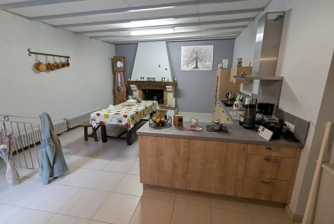 Maison de village à Magne avec 4 chambres, grande cuisine et jardin, rénovée 