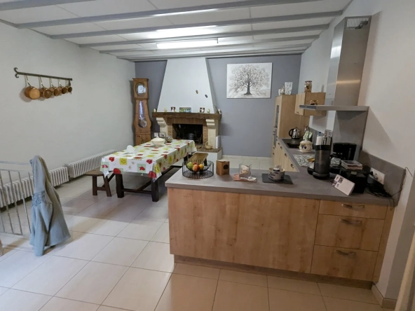 Maison de village à Magne avec 4 chambres, grande cuisine et jardin, rénovée 