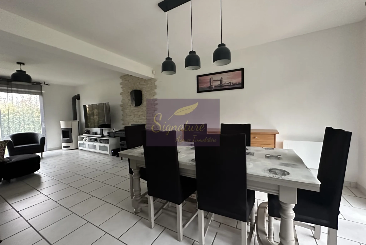 Maison moderne avec 3 chambres, terrasse et garage près du Mans à Challes 