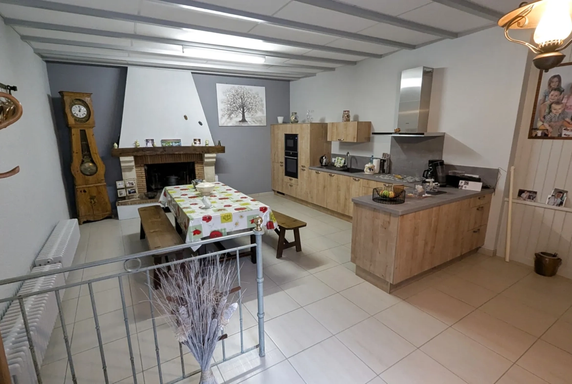 Maison de village à Magne avec 4 chambres, grande cuisine et jardin, rénovée 