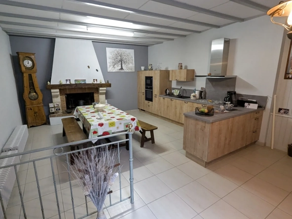 Maison de village à Magne avec 4 chambres, grande cuisine et jardin, rénovée