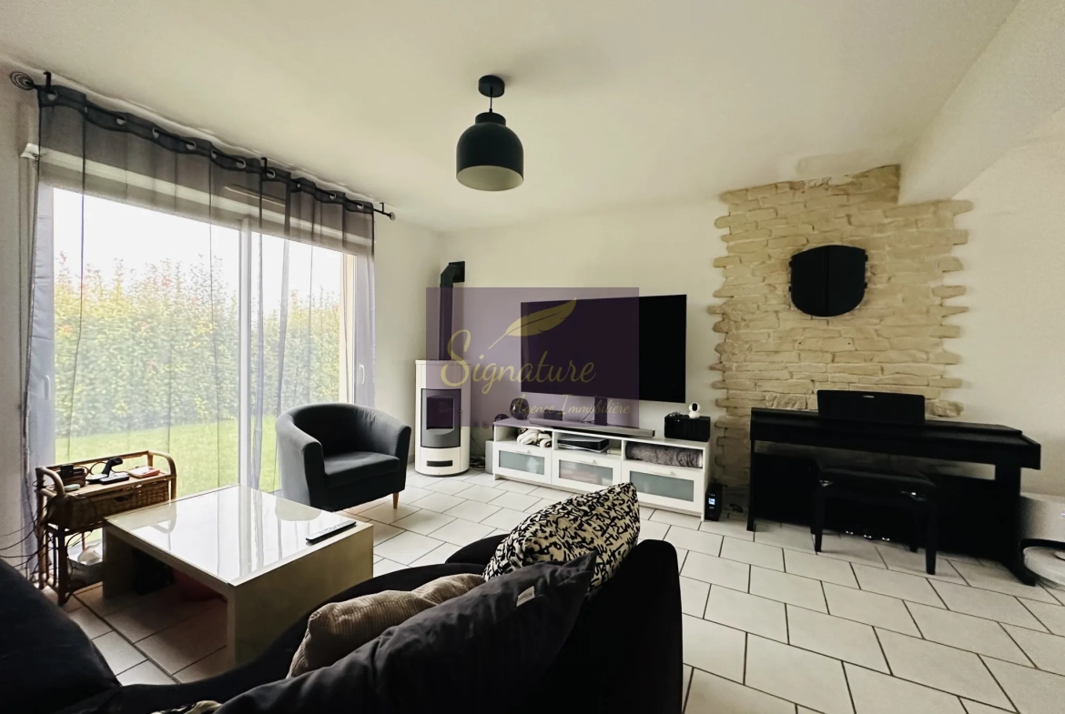 Maison moderne avec 3 chambres, terrasse et garage près du Mans à Challes 