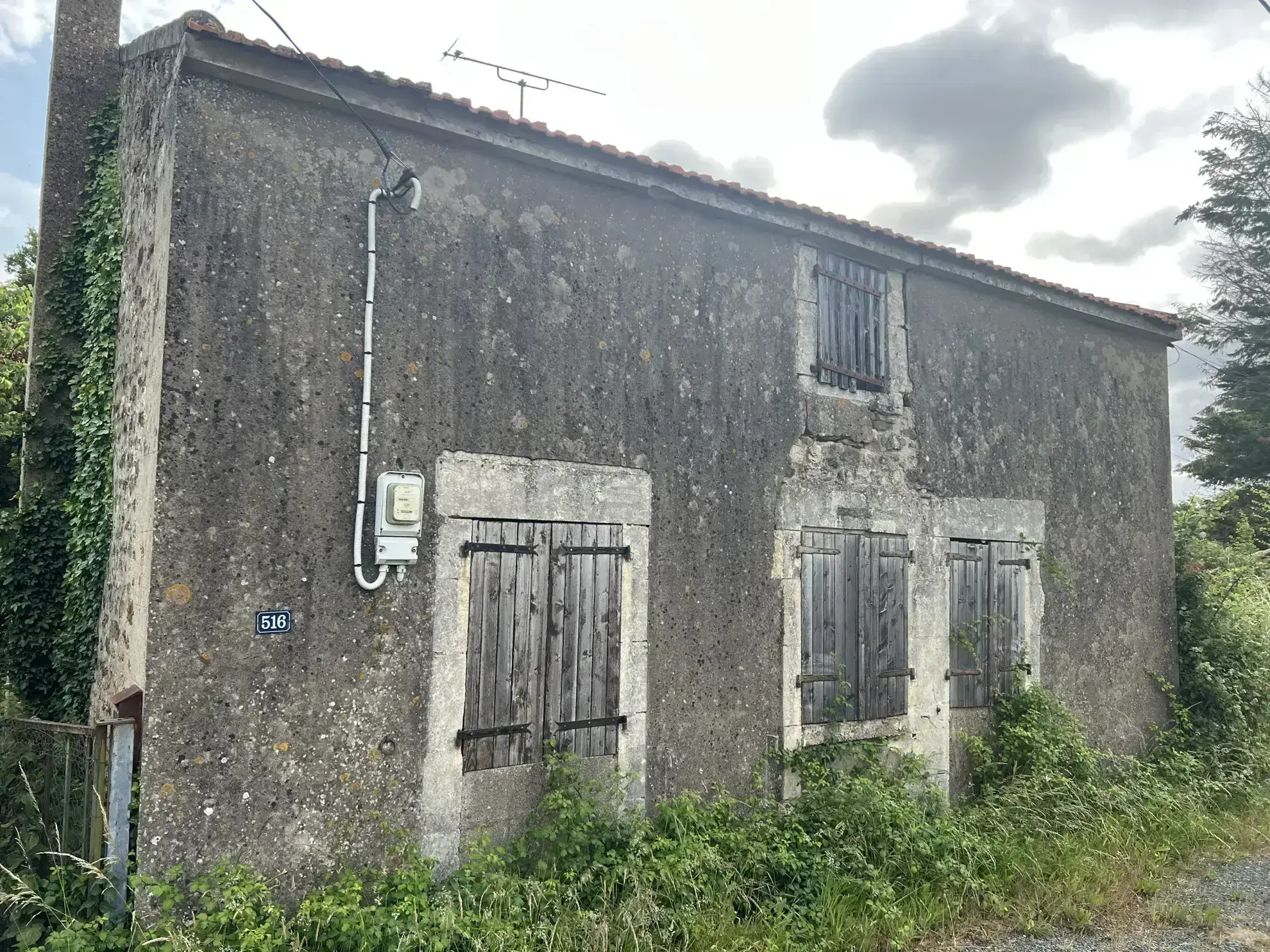 Maison ancienne en pierre à rénover avec grand terrain à Saint-Jean-d'Hermine 