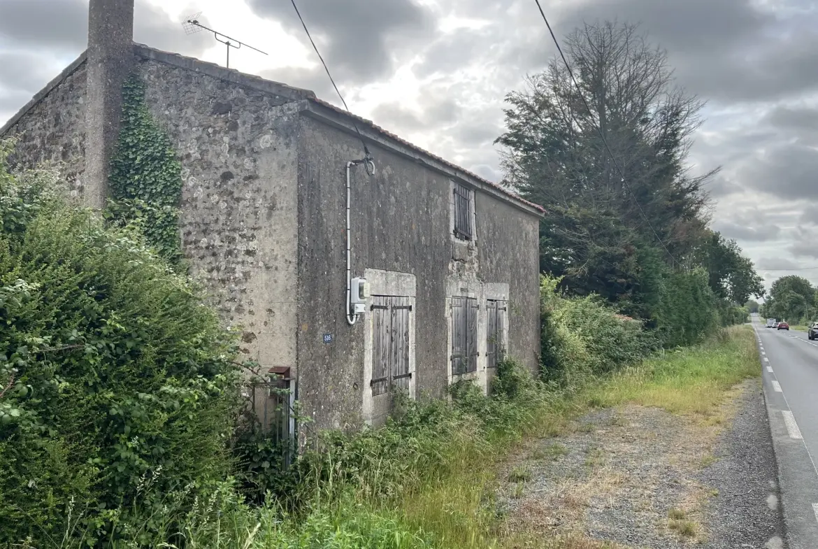 Maison ancienne en pierre à rénover avec grand terrain à Saint-Jean-d'Hermine 