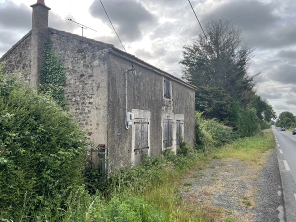 Maison ancienne en pierre à rénover avec grand terrain à Saint-Jean-d'Hermine