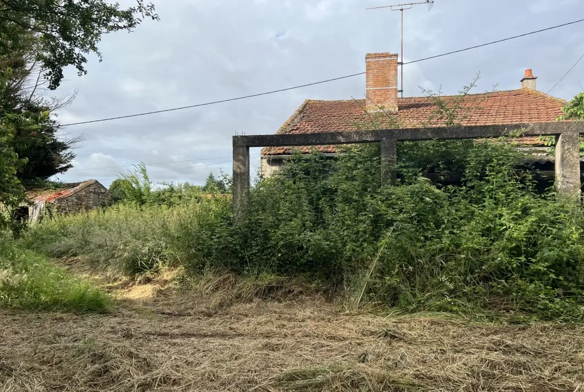 Maison ancienne en pierre à rénover avec grand terrain à Saint-Jean-d'Hermine 