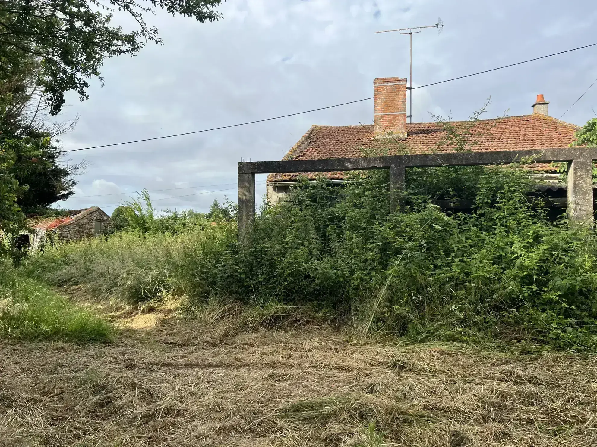 Maison ancienne en pierre à rénover avec grand terrain à Saint-Jean-d'Hermine 