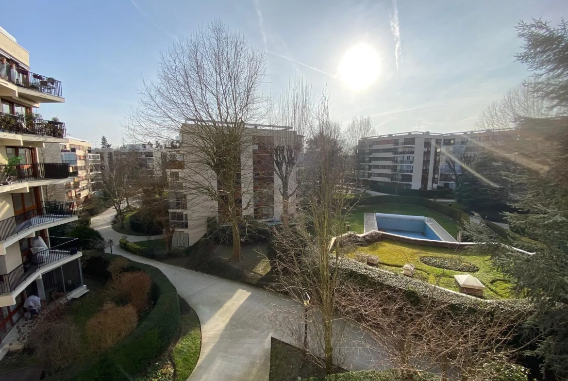 Appartement de standing de 51 m² avec balcon, cave et parking au Chesnay 
