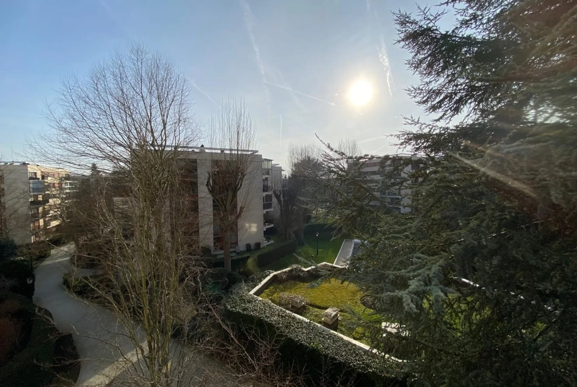 Appartement de standing de 51 m² avec balcon, cave et parking au Chesnay 