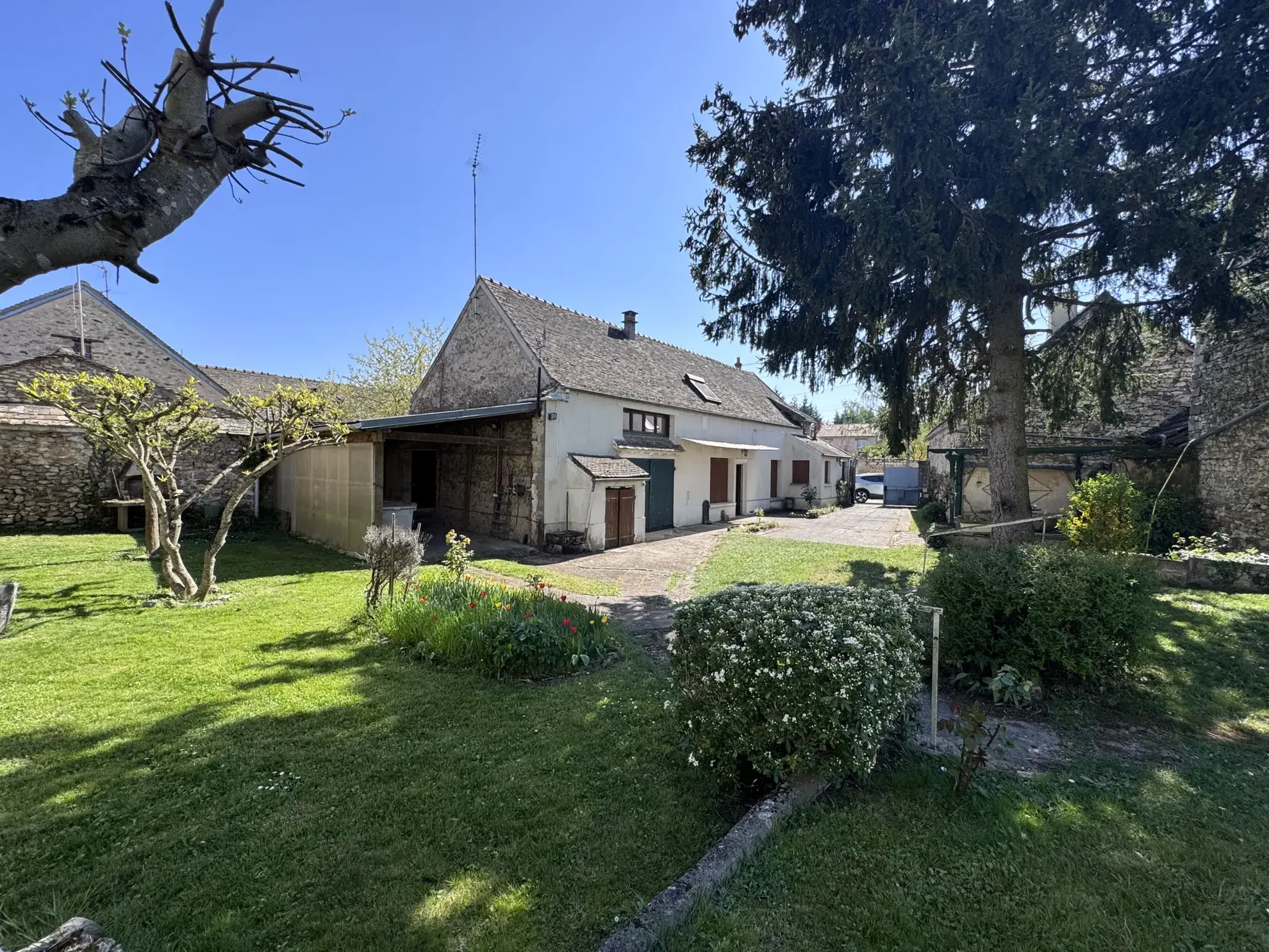 Charmante maison ancienne avec jardin à Perthes-en-Gâtinais, idéale pour rénovation 