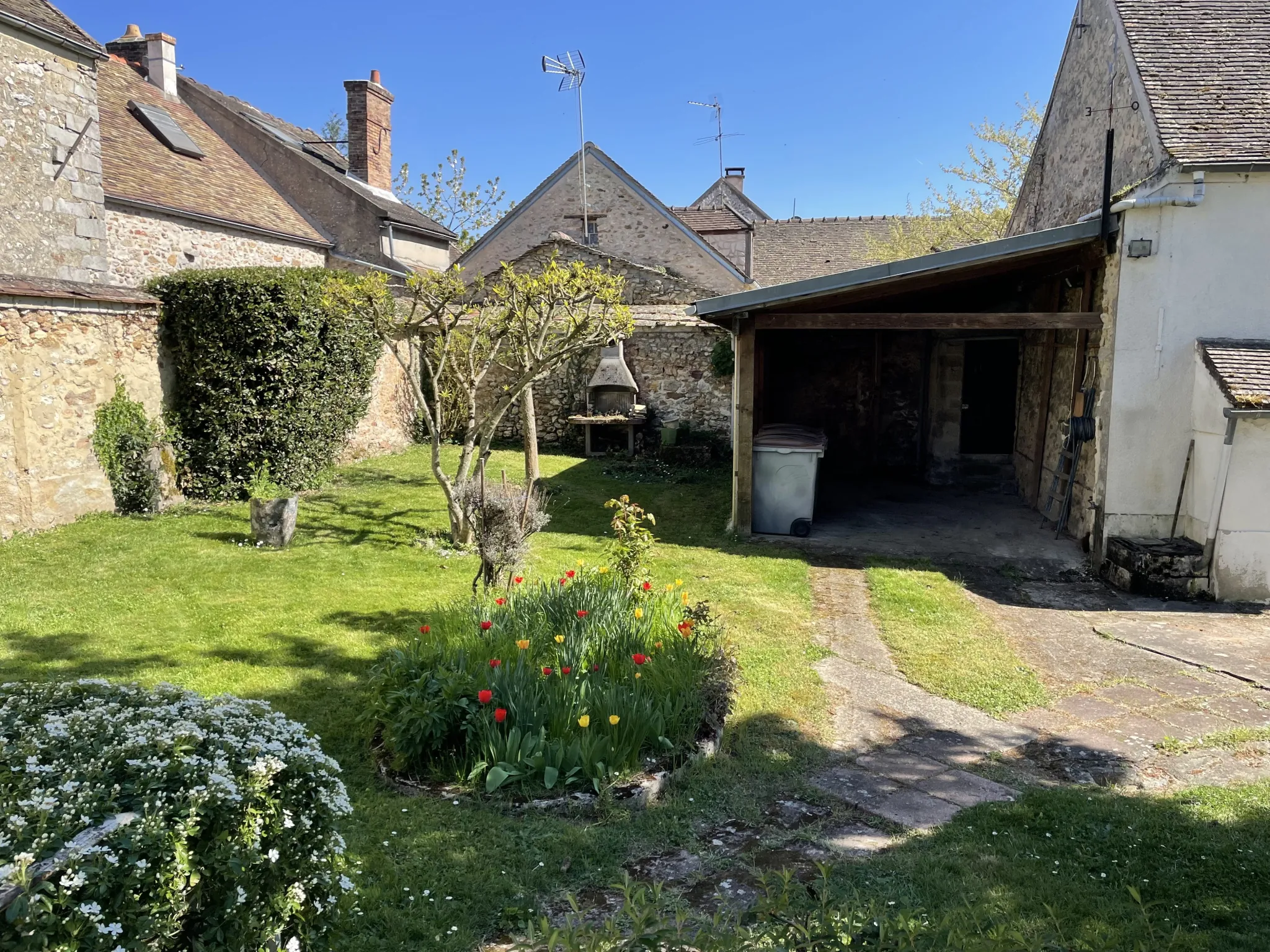 Charmante maison ancienne avec jardin à Perthes-en-Gâtinais, idéale pour rénovation 