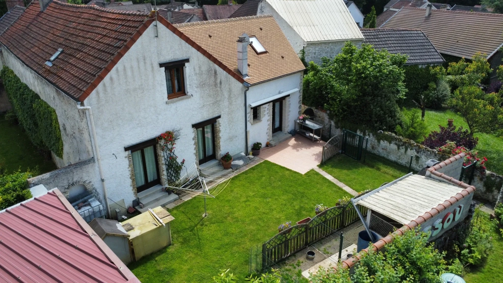 Maison à Issou de 120 m² avec jardin, garage et grand potentiel - Vente immobilière en Île-de-France